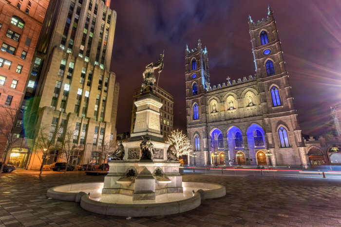 Montreal Notre-Dame Basilica auf dem Place D'Armes in Montreal, Quebec, Canada.