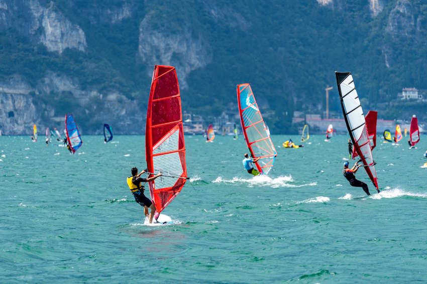 Gardasee bei Torbole im Norden: Der perfekte Wind für Windsurfer