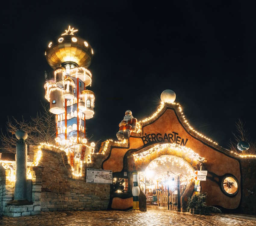 Der Kuchlbauer Turm bei Nacht